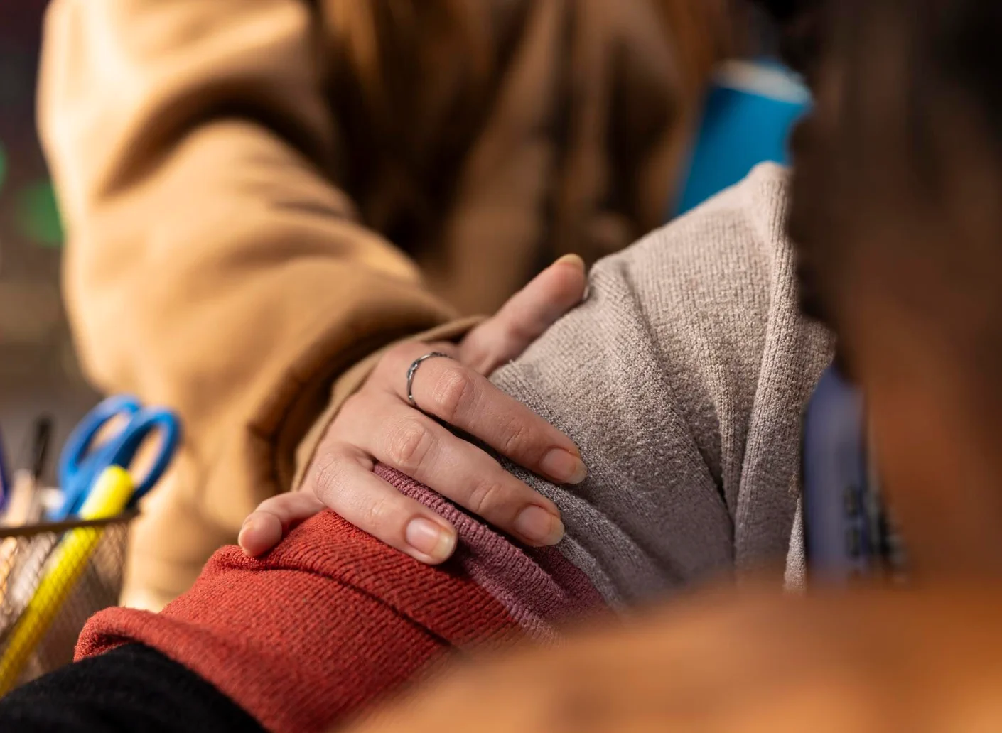 hand_comforting_shoulder